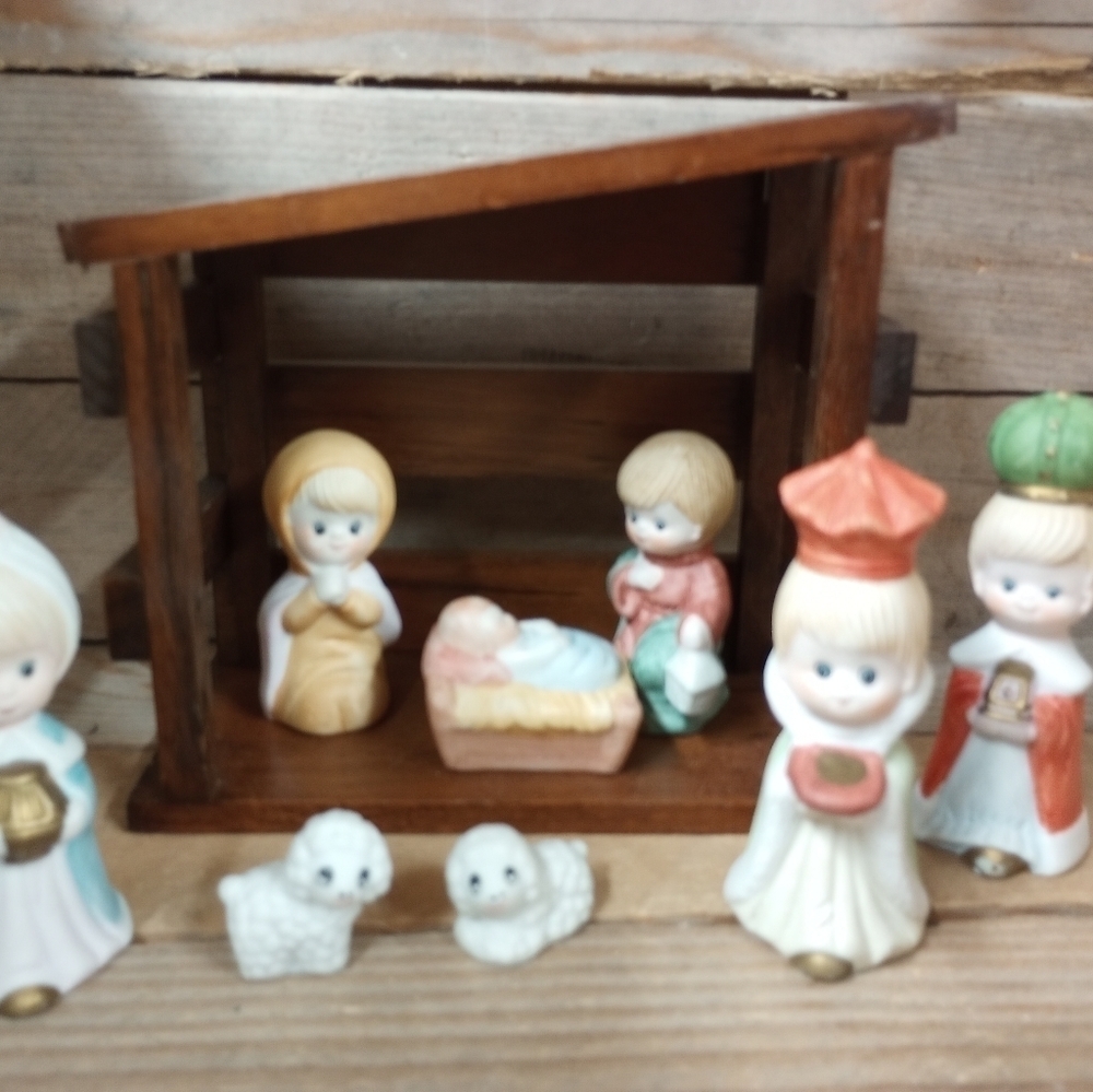 Nativity Set, Nativity Scene, Vintage, 9 Piece Set Porcelain Christmas Nativity